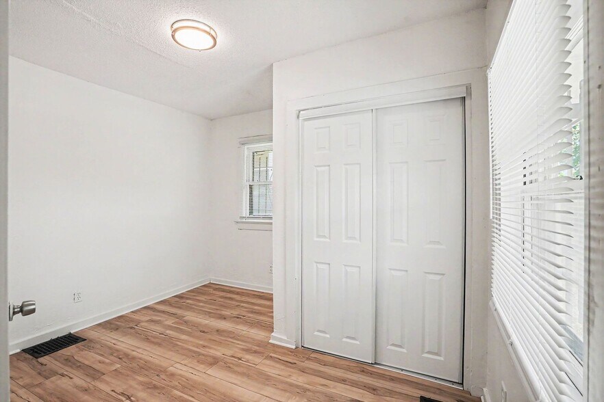 Building Photo - 5013 S Benton Ave