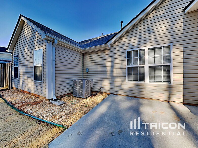 Building Photo - 348 Shadowbrooke Cir SW