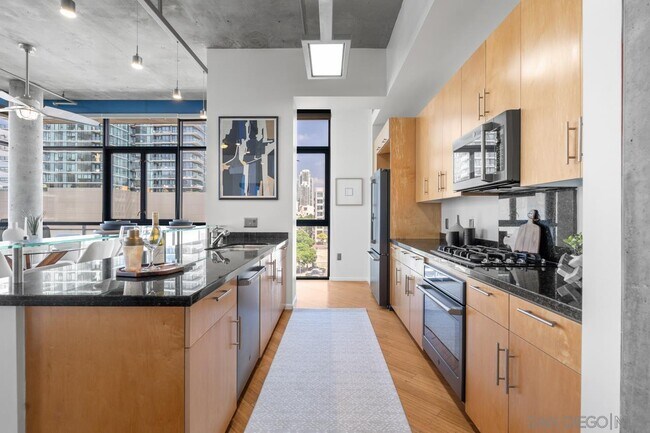 Building Photo - 527 Tenth Ave