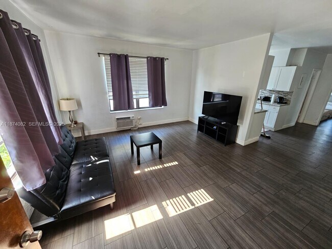 Building Photo - 7320 Carlyle Ave