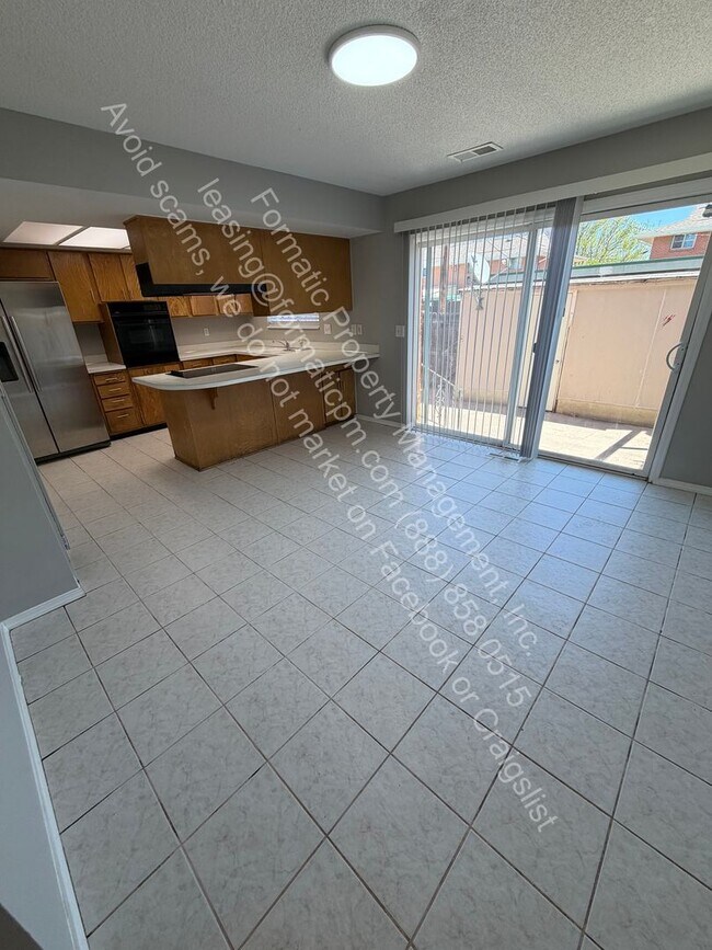 Building Photo - Pet Friendly - 3 Bedroom Home with Parking and a Comfortable Layout in Denver