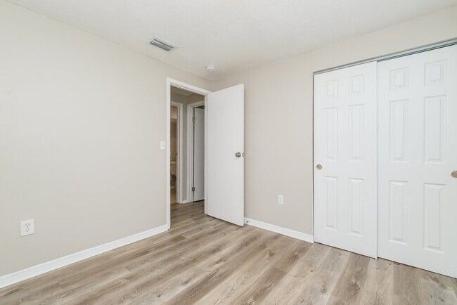 Building Photo - 1191 Mineola Cir