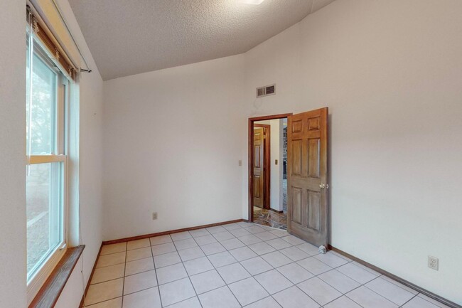 Building Photo - Charming 3 bedroom 2 bath home in Northeas...