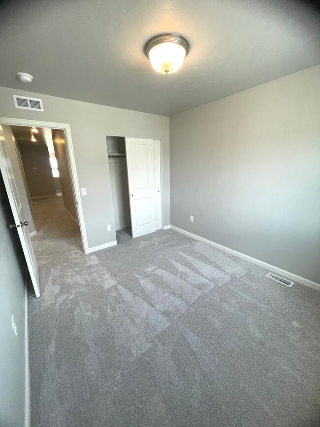 Building Photo - New 4 Bedroom Townhome