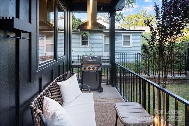 Building Photo - 705 S Torrence St