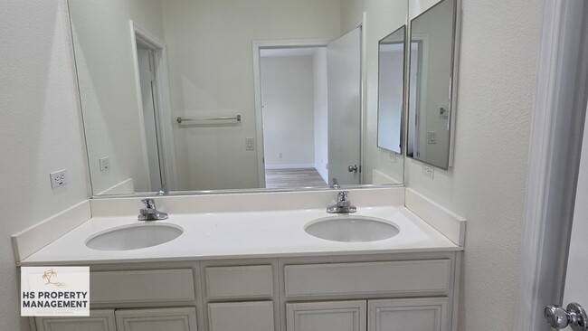Building Photo - 425 S Meadowbrook Dr