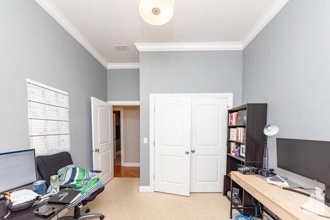 Building Photo - 3 bedroom in Chicago IL 60657