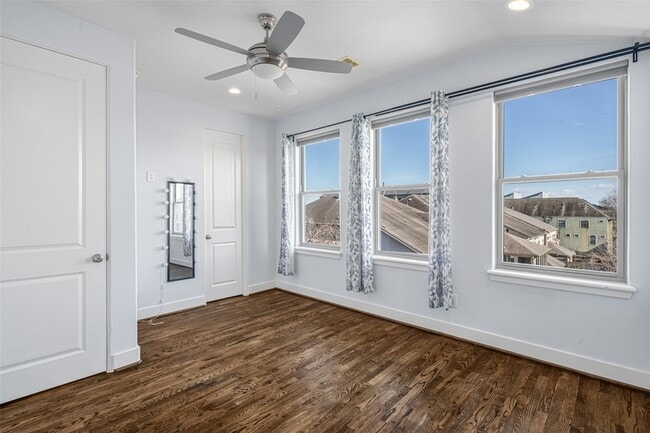 Building Photo - 2324 Camden Dr