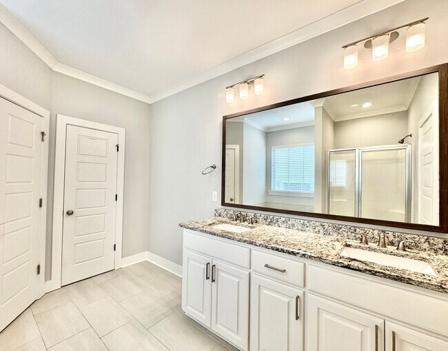 Building Photo - Warm Elegance in The Willows - 4Bedroom 2B...