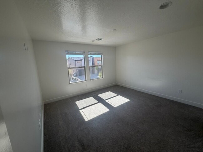 Building Photo - Townhome in South Desert