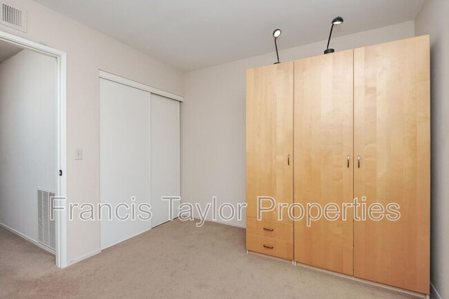 Building Photo - 2327 Fair Oak Ct
