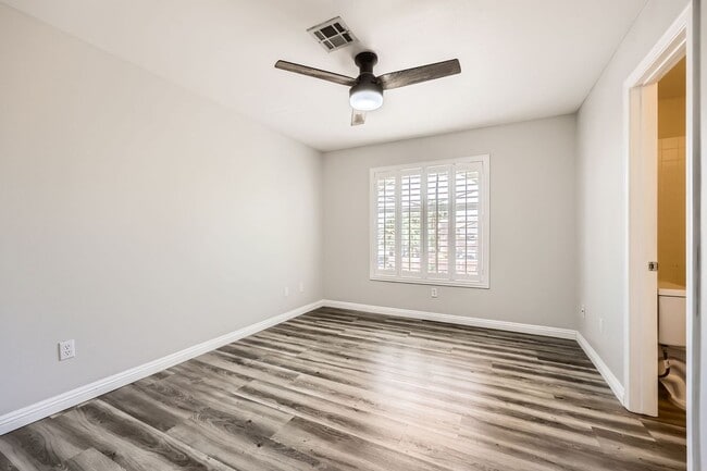 Building Photo - Beautiful and Nicely Remodeled Henderson Townhome!