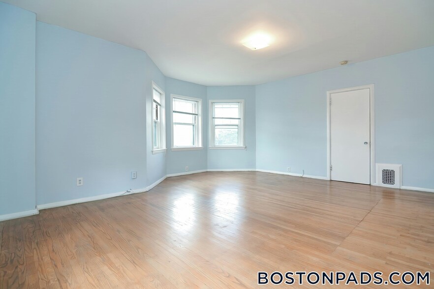 Building Photo - 923 Beacon St
