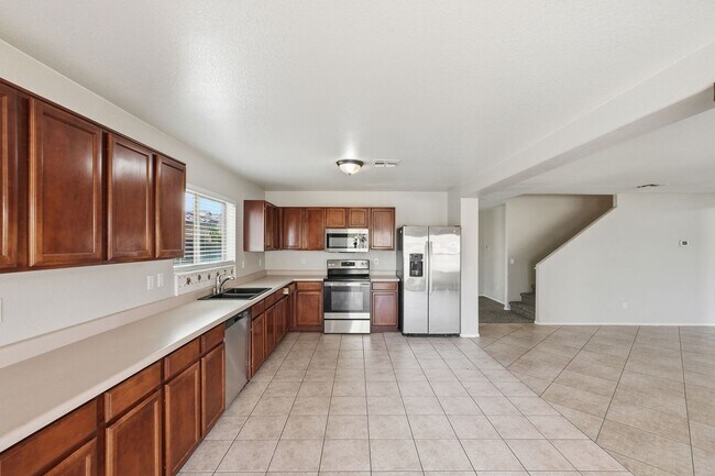 Building Photo - HUGE 6 Bedroom Home - Westgate and Freeways Nearby!