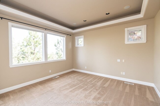 Building Photo - Awbrey Butte Home with Views!