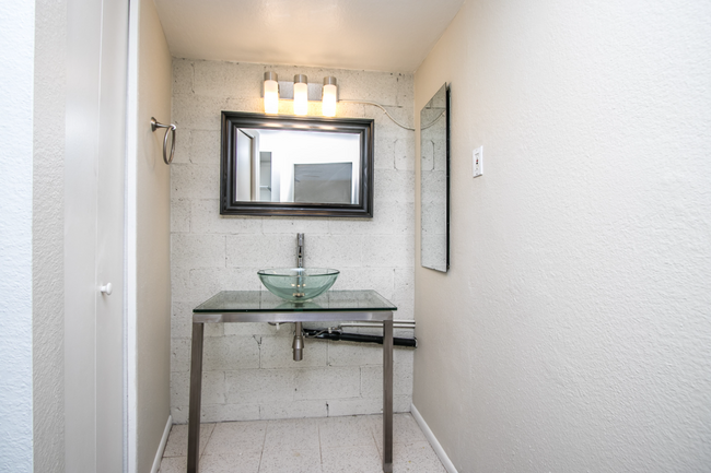 Building Photo - 2BR/2BA Loft Townhome 7th Ave/Camelback, $...