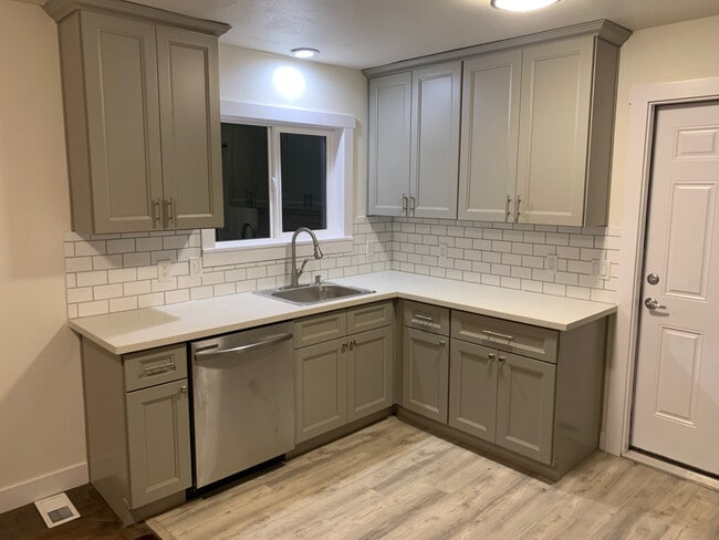 Building Photo - 15722 SE Oatfield Rd