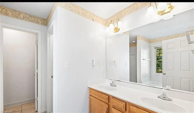 Building Photo - 1035 Hawthorne Dr