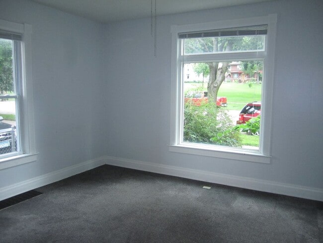 Building Photo - 4 Bedroom house; Close to downtown Mankato!
