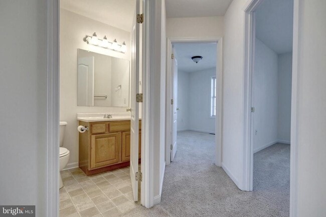 Building Photo - 689 E Walnut St