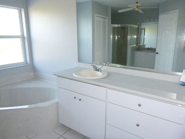 Building Photo - Very Nice Large 4/3/2 Home in Paar Estates