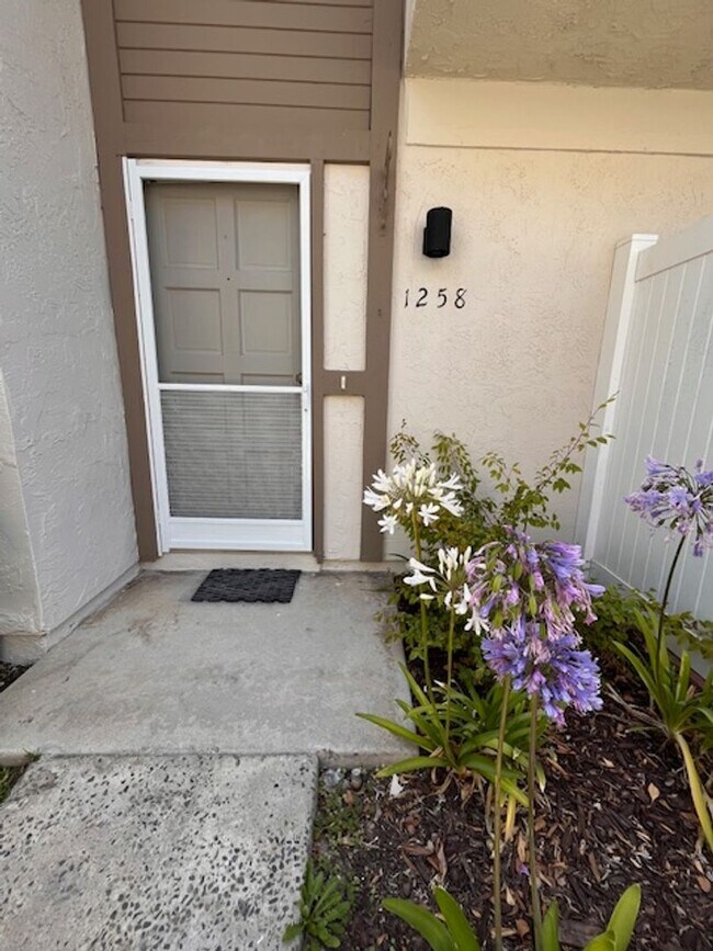 Building Photo - 3 bed 1.5 bath 2 story condo in Park Place...