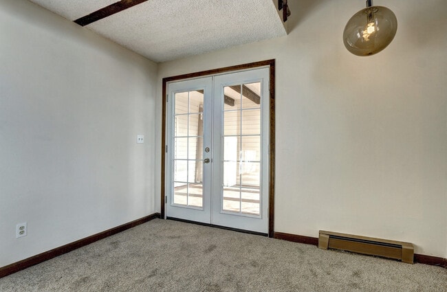 Building Photo - Unique, Rustic, and Spacious Living! Walk ...