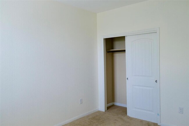 Building Photo - 2880 Donnell Dr