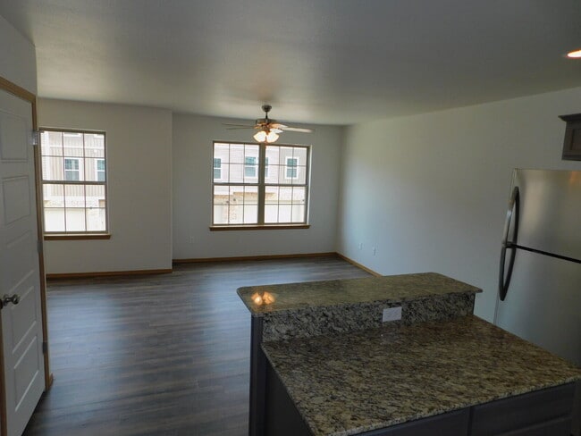 Building Photo - Charming 2-Bedroom Townhouse Retreat with 2.5 Baths in Fayetteville’s Rolling Woods - 1252 Sq Ft ...