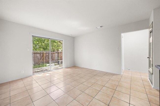 Building Photo - 903 N Meadows Dr