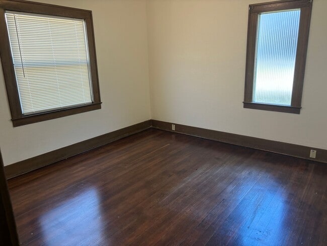 Building Photo - Downtown Roseburg 2 bedroom home