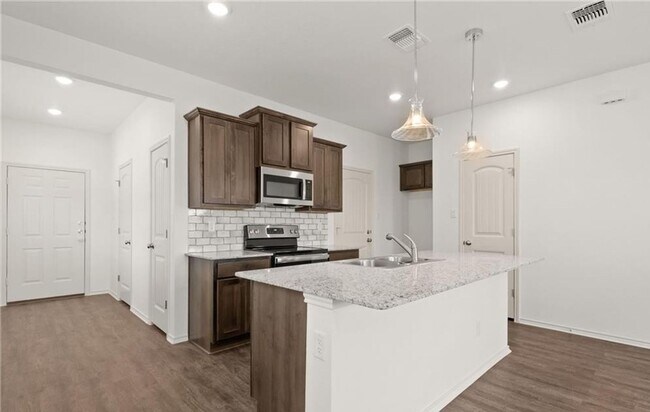 Building Photo - 3 bedroom 2.5 bathroom townhome!