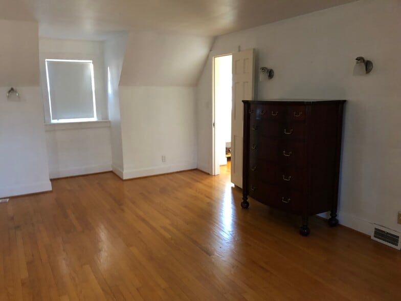 1st bedroom - 10 Darroch Rd