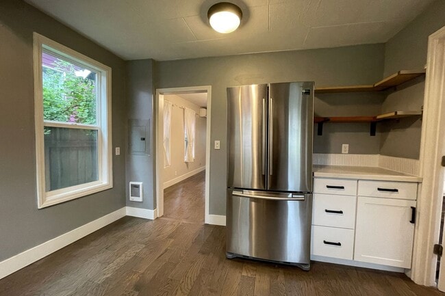 Building Photo - Cute Portsmouth Home with Sunroom, Fenced ...