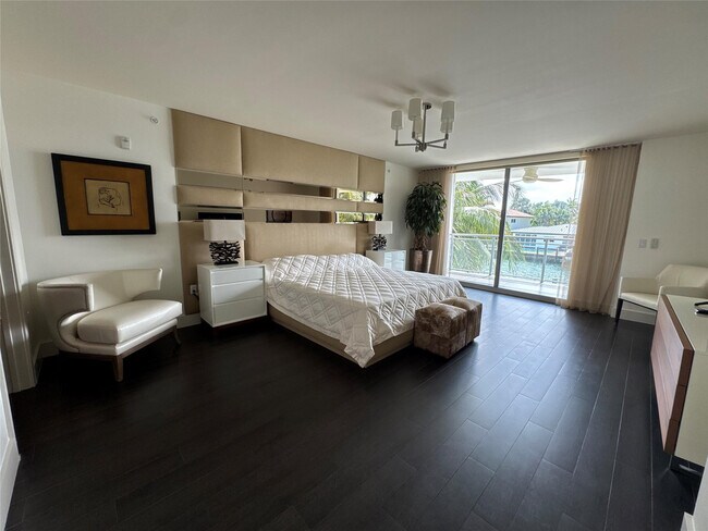 Building Photo - 9400 W Bay Harbor Dr