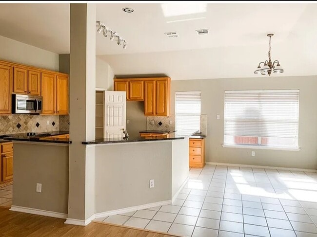 Building Photo - 9229 Daystar Dr