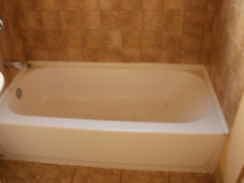 bathroom - 1706 N Mayfield Ave
