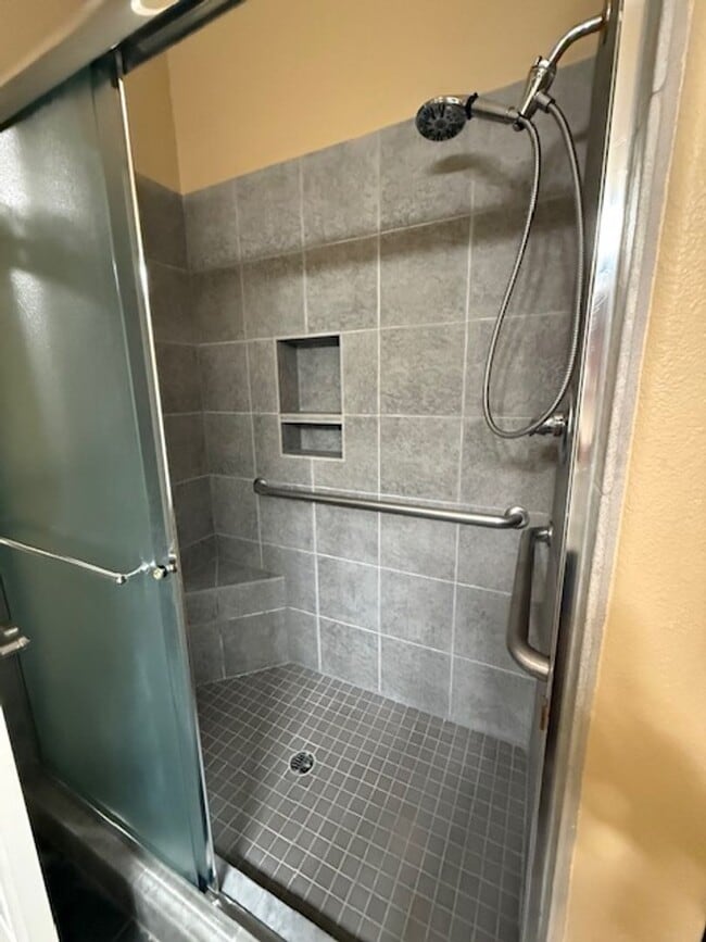 Building Photo - 3 Bedroom 2 Bath 55 and Old Community Newberg OR