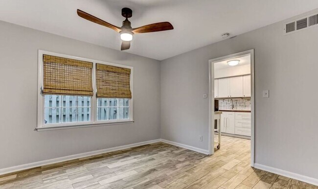Building Photo - Charming Town Home Available August 12th.