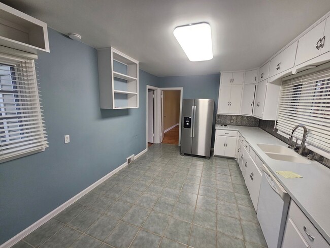 Building Photo - Very nice 3 bedroom close to WIlson Park