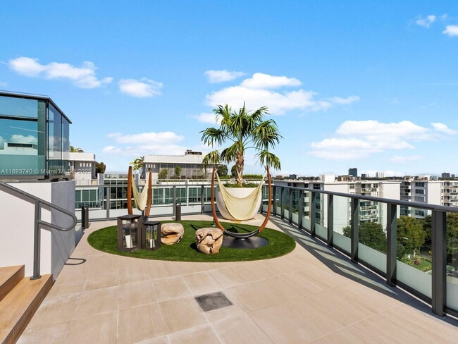 Building Photo - 9901 W Bay Harbor Dr