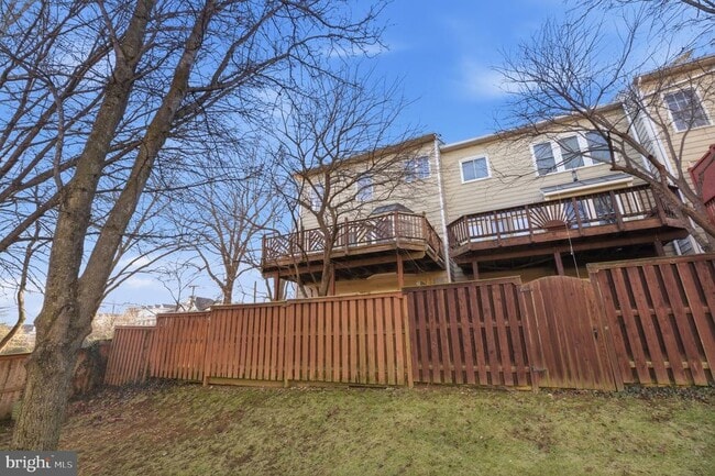 Building Photo - 1817 Fallbrook Ln