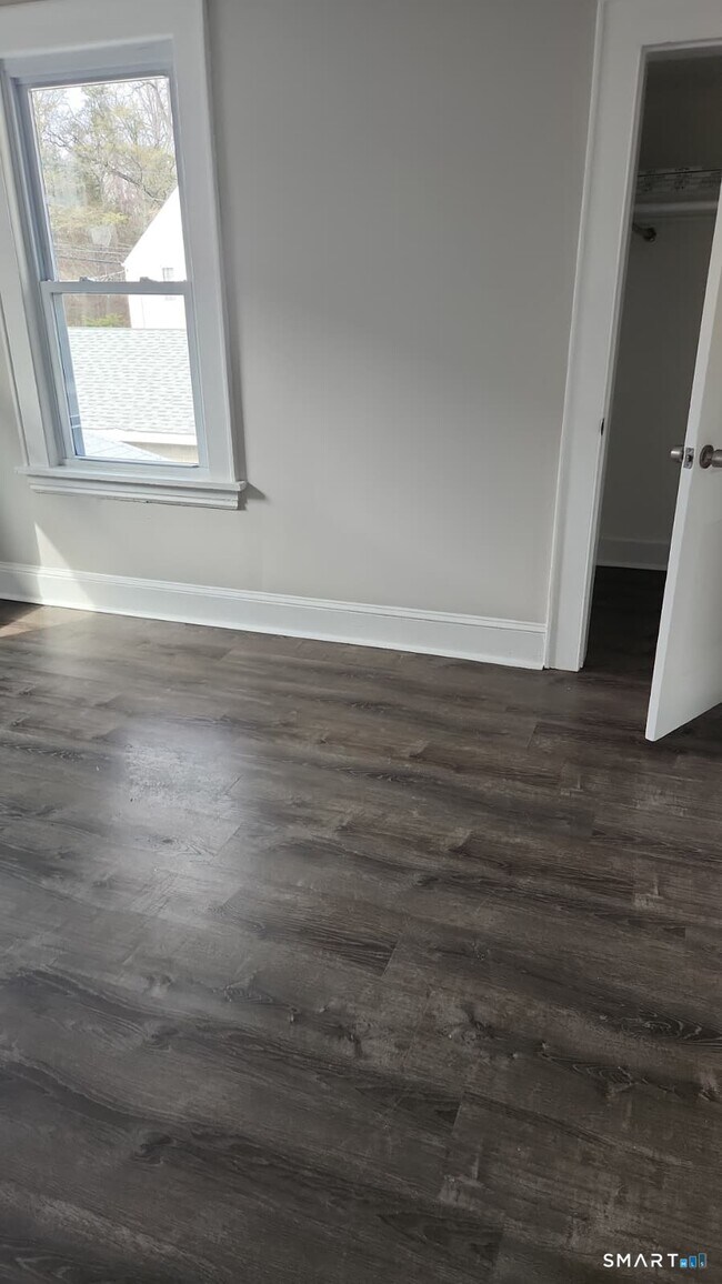 Building Photo - 67 Beardsley Park Terrace