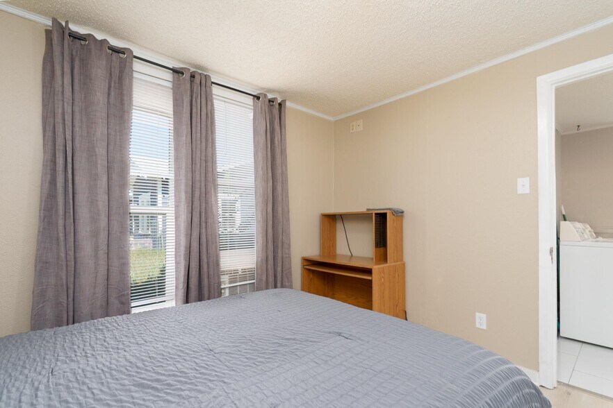 Building Photo - 1341 Hickory St