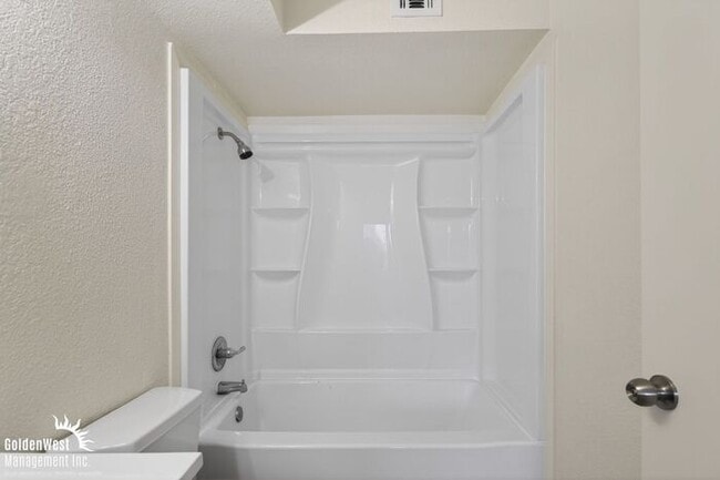 Building Photo - Stylish 2Bdm 1Ba Apartment with Fireplace in Phoenix - MI Special!