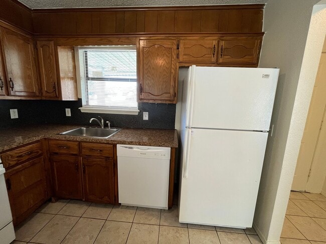 Building Photo - 3 Bedroom duplex!!