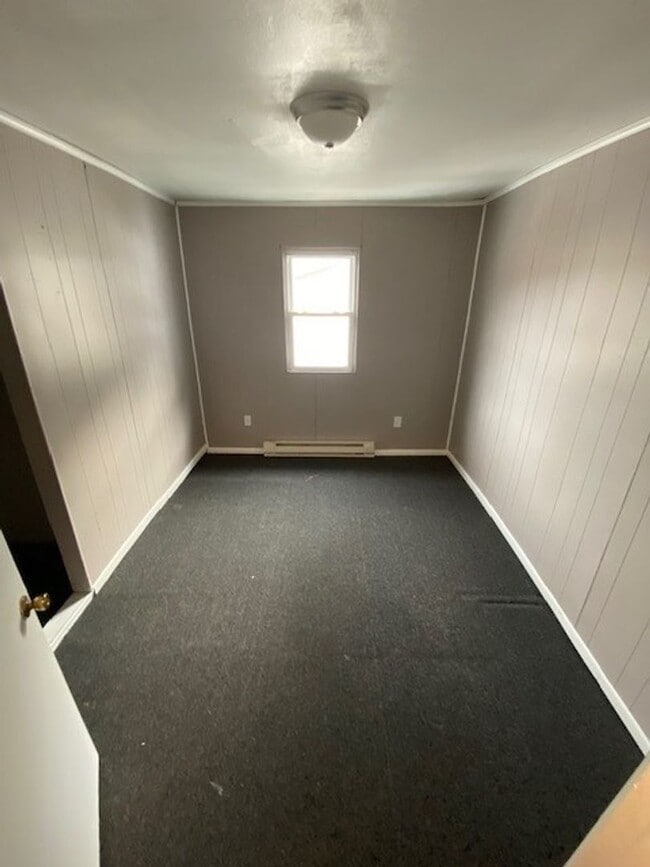 Building Photo - 3 bedroom 1 bathroom