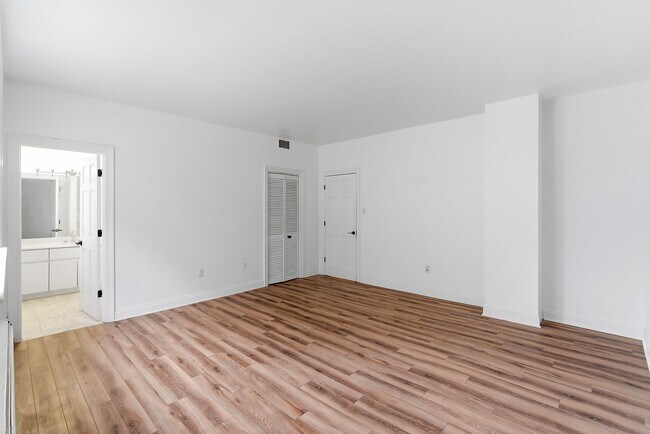 Building Photo - 204 Shearwater Ct W