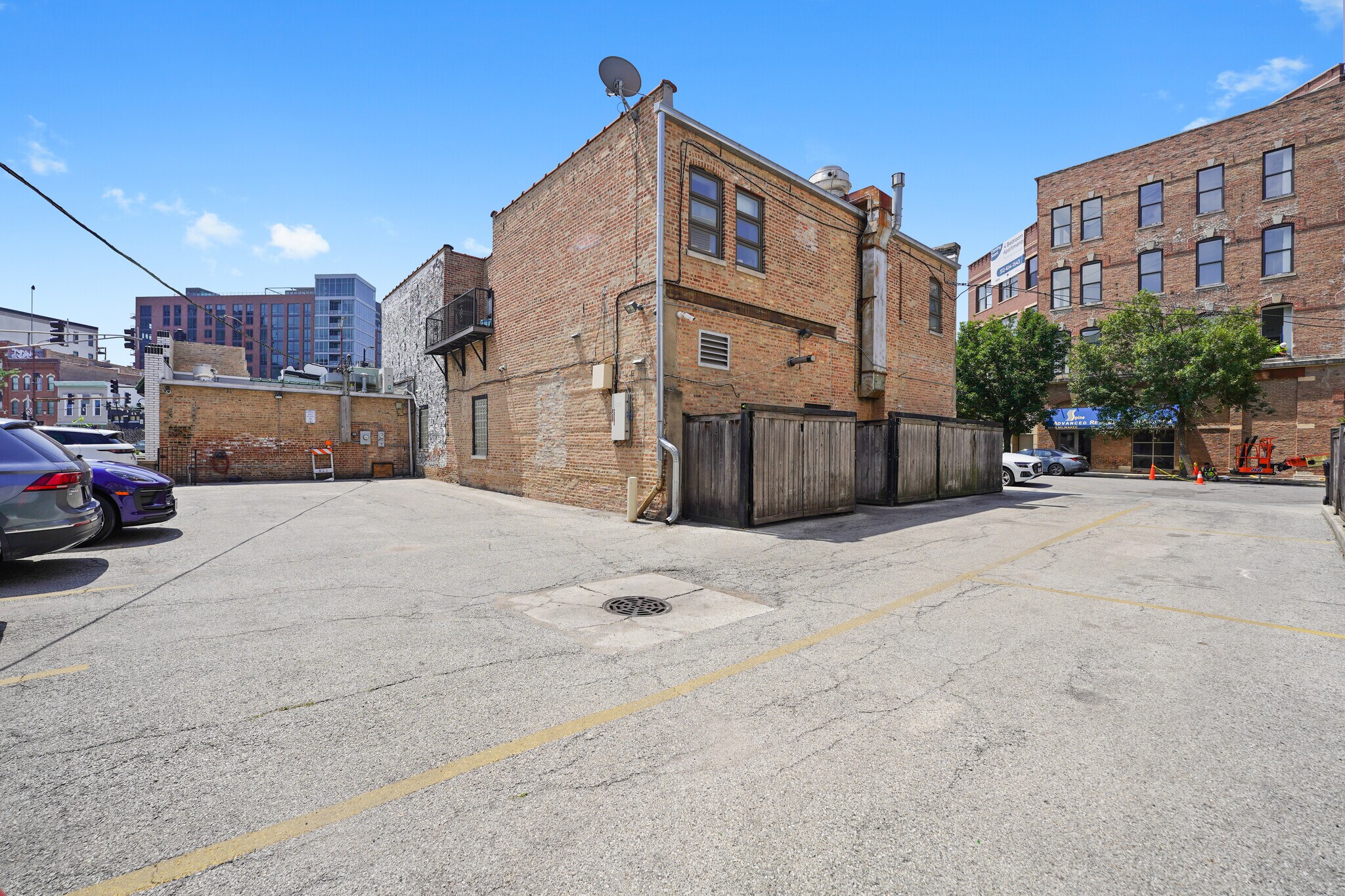 Building Photo - 1058 W Chicago Ave