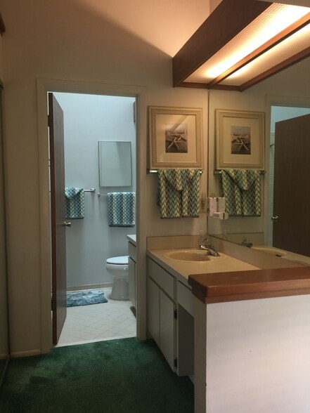 Bath with double sinks - 4438 Middlebrook Rd